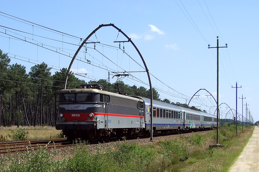 La BB 9313 sur un TER Pau - Bordeaux, vu au nord de Morcenx le 19.06.2008.jpg